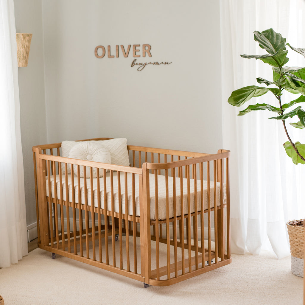 Classic spindle outlet crib